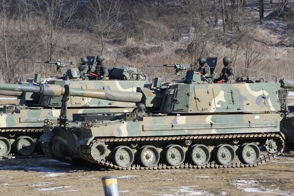 Según el Estado Mayor Conjunto de Corea del Sur, el misil norcoreano voló más de 700 km a una velocidad de alrededor de 10 Mach con una altitud máxima de 60 km y señaló que esta vez el proyectil era más avanzado que el lanzamiento anterior.En la foto: tanques surcoreanos en la frontera con Corea del Norte durante el lanzamiento del misil hipersónico norcoreano. - Sputnik Mundo