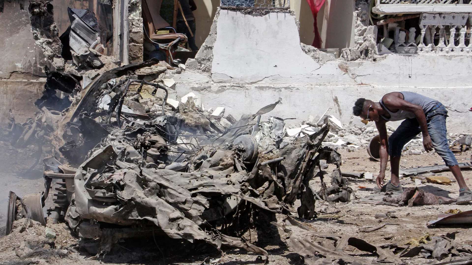 Un hombre busca entre los restos de una explosión en Somalia (archivo)