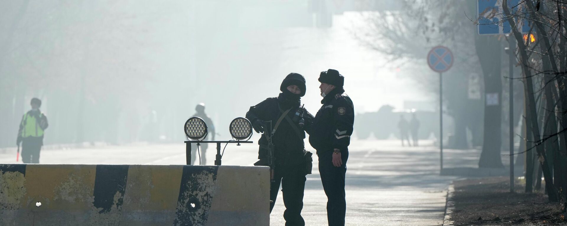 La policía bloquea la carretera para controlar el tráfico en Almaty, Kazajistán - Sputnik Mundo, 1920, 12.01.2022