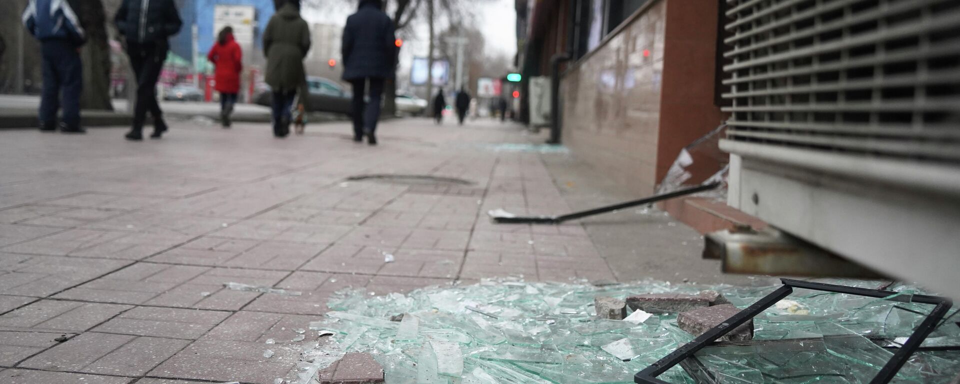 La gente pasaa por delante de una tienda con los escaparates rotos durante los enfrentamientos en Almaty, Kazajistán - Sputnik Mundo, 1920, 13.01.2022