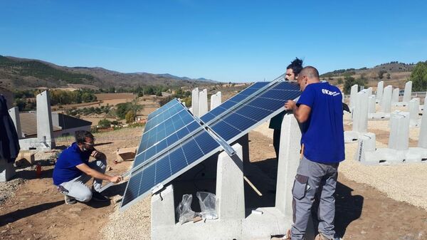 Instalación de paneles solares (referencial) - Sputnik Mundo