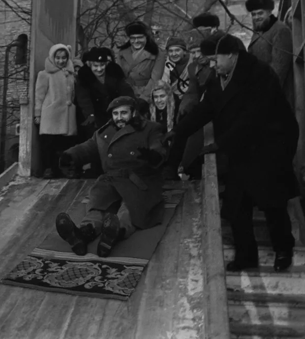 La primera visita de Fidel a la URSS tuvo lugar en la primavera boreal de 1963 y fue considerada un paso de reconciliación tras la crisis de los misiles. A su vez, su segunda visita a Moscú, en enero de 1964, permitió al comandante conocer de cerca el invierno ruso.En la foto: Fidel Castro se divierte con escolares moscovitas en una colina nevada en el Jardín Tainitsky del Kremlin de Moscú, el 13 de enero de 1964. La primera visita de Fidel a la URSS tuvo lugar en la primavera boreal de 1963 y fue considerada un paso de reconciliación tras la crisis de los misiles. A su vez, su segunda visita a Moscú, en enero de 1964, permitió al comandante conocer de cerca el invierno ruso.En la foto: Fidel Castro se divierte con escolares moscovitas en una colina nevada en el Jardín Tainitsky del Kremlin de Moscú, el 13 de enero de 1964. - Sputnik Mundo
