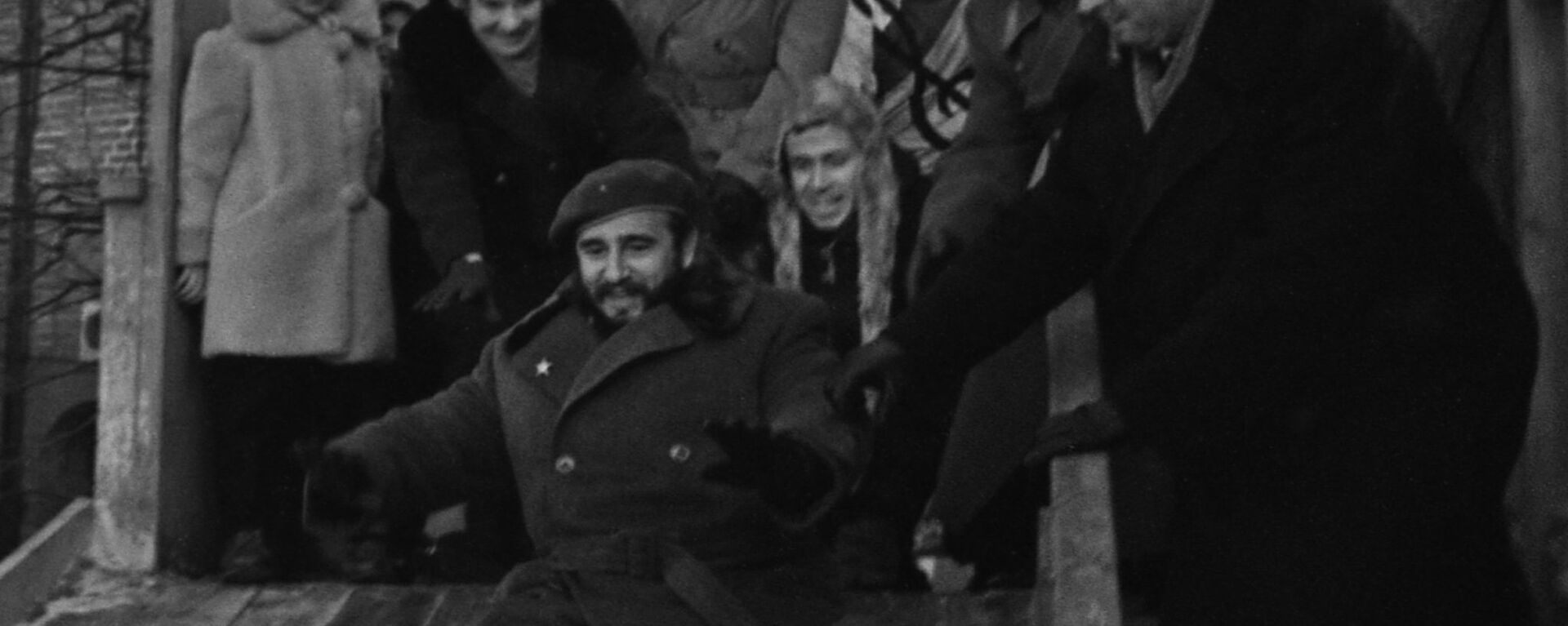 Фидель Кастро и московские школьники во время катания с ледяной горки в Тайницком саду Московского Кремля Фидель Кастро и московские школьники во время катания с ледяной горки в Тайницком саду Московского Кремля - Sputnik Mundo, 1920, 13.01.2022