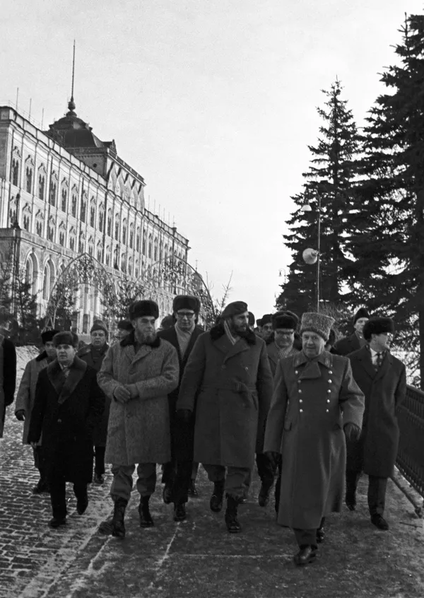 Fidel Castro y el comandante del Kremlin, el teniente general Andréi Vedenin (a la derecha) durante un paseo por el territorio del Kremlin de Moscú, el 13 de enero de 1964. Fidel Castro y el comandante del Kremlin, el teniente general Andréi Vedenin (a la derecha) durante un paseo por el territorio del Kremlin de Moscú, el 13 de enero de 1964. - Sputnik Mundo