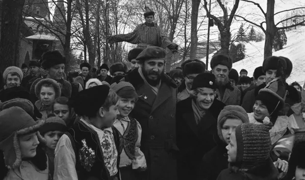 El líder cubano, dondequiera que iba, observaba con genuino interés la vida de las personas en la URSS.En la foto: Fidel Castro durante un encuentro con escolares de Moscú, el 13 de enero de 1964. El líder cubano, dondequiera que iba, observaba con genuino interés la vida de las personas en la URSS.En la foto: Fidel Castro durante un encuentro con escolares de Moscú, el 13 de enero de 1964. - Sputnik Mundo