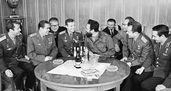 El pueblo soviético también trataba al comandante con sincera calidez y gran respeto.En la foto: Fidel Castro durante un encuentro con cosmonautas soviéticos en el Kremlin. Al centro a la izquierda, el primer cosmonauta del planeta, Yuri Gagarin. El pueblo soviético también trataba al comandante con sincera calidez y gran respeto.En la foto: Fidel Castro durante un encuentro con cosmonautas soviéticos en el Kremlin. Al centro a la izquierda, el primer cosmonauta del planeta, Yuri Gagarin. - Sputnik Mundo