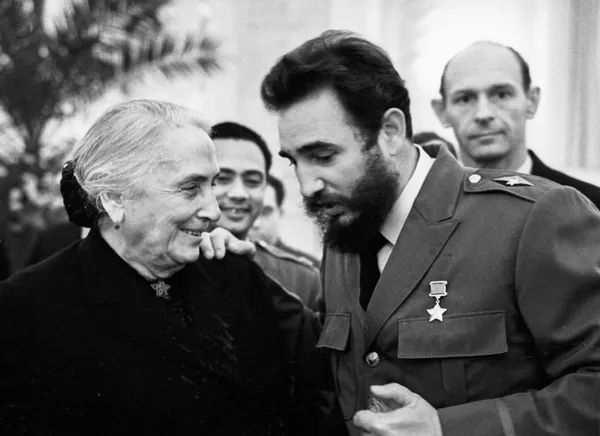 Durante su visita a la URSS, Fidel Castro se reunió con los líderes del movimiento comunista internacional.En la foto: Fidel con la presidenta del partido comunista de España, Dolores Ibárruri, en una recepción en el Kremlin, el 21 de enero de 1964. Durante su visita a la URSS, Fidel Castro se reunió con los líderes del movimiento comunista internacional.En la foto: Fidel con la presidenta del partido comunista de España, Dolores Ibárruri, en una recepción en el Kremlin, el 21 de enero de 1964. - Sputnik Mundo