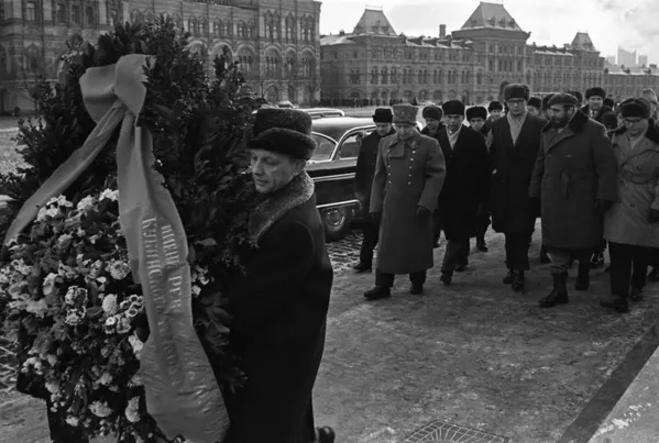 Fidel Castro y su delegación durante una ceremonia de ofrenda floral en el mausoleo de Lenin en la Plaza Roja, el 13 de enero de 1964. Fidel Castro y su delegación durante una ceremonia de ofrenda floral en el mausoleo de Lenin en la Plaza Roja, el 13 de enero de 1964. - Sputnik Mundo