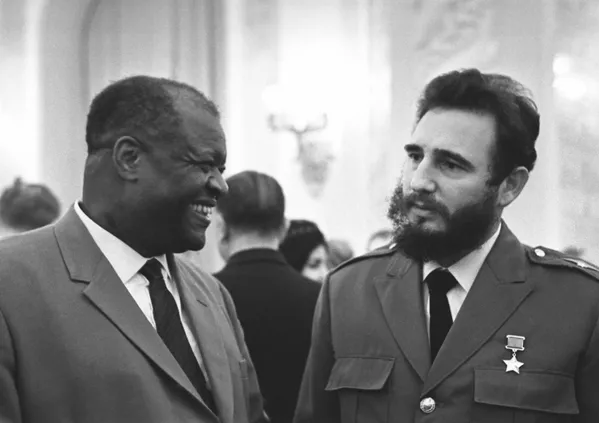 Fidel Castro y el líder del Partido Comunista de Estados Unidos, Henry Winston, en una recepción en el Kremlin, el 13 de enero de 1964. Fidel Castro y el líder del Partido Comunista de Estados Unidos, Henry Winston, en una recepción en el Kremlin, el 13 de enero de 1964. - Sputnik Mundo