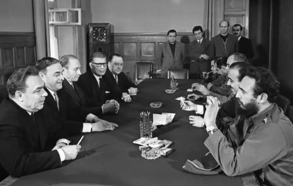 Fidel Castro durante una reunión con los líderes del partido comunista soviético en el Kremlin. En el primer plano a la izquierda, el líder de la URSS, Leonid Brézhnev, 13 de enero de 1964. Fidel Castro durante una reunión con los líderes del partido comunista soviético en el Kremlin. En el primer plano a la izquierda, el líder de la URSS, Leonid Brézhnev, 13 de enero de 1964. - Sputnik Mundo