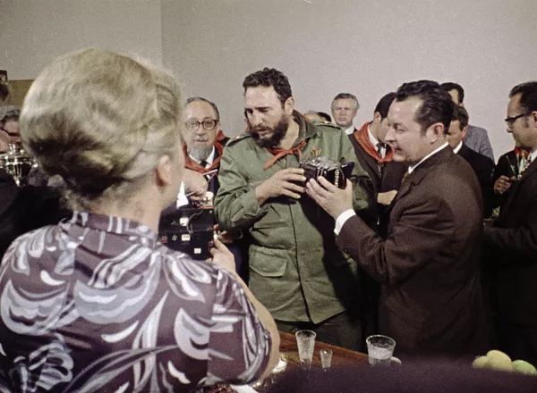 En las cerca de 10 veces que estuvo en la URSS, Fidel Castro fue recibido con admiración y calidez por los soviéticos.En la foto: Fidel Castro durante un encuentro con trabajadores del partido comunista en Moscú durante una visita a la URSS en el verano de 1972. En las cerca de 10 veces que estuvo en la URSS, Fidel Castro fue recibido con admiración y calidez por los soviéticos.En la foto: Fidel Castro durante un encuentro con trabajadores del partido comunista en Moscú durante una visita a la URSS en el verano de 1972. - Sputnik Mundo
