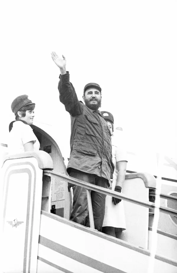 Fidel Castro aborda un avión después de concluir una visita oficial a la URSS, el 5 de julio de 1972. Fidel Castro aborda un avión después de concluir una visita oficial a la URSS, el 5 de julio de 1972. - Sputnik Mundo