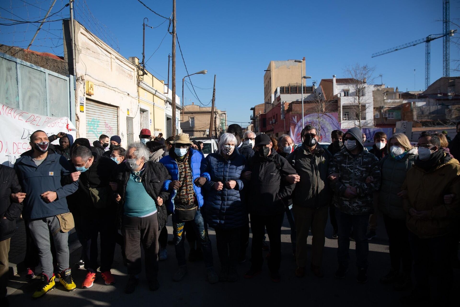 Grupos de personas intentan evitar el desalojo de la nave industrial ocupada en Badalona - Sputnik Mundo, 1920, 13.01.2022