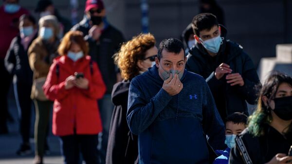 Personas con mascarillas hacen fila para una prueba de COVID-19 en el hospital La Paz en Madrid, España, el 28 de diciembre de 2021. - Sputnik Mundo