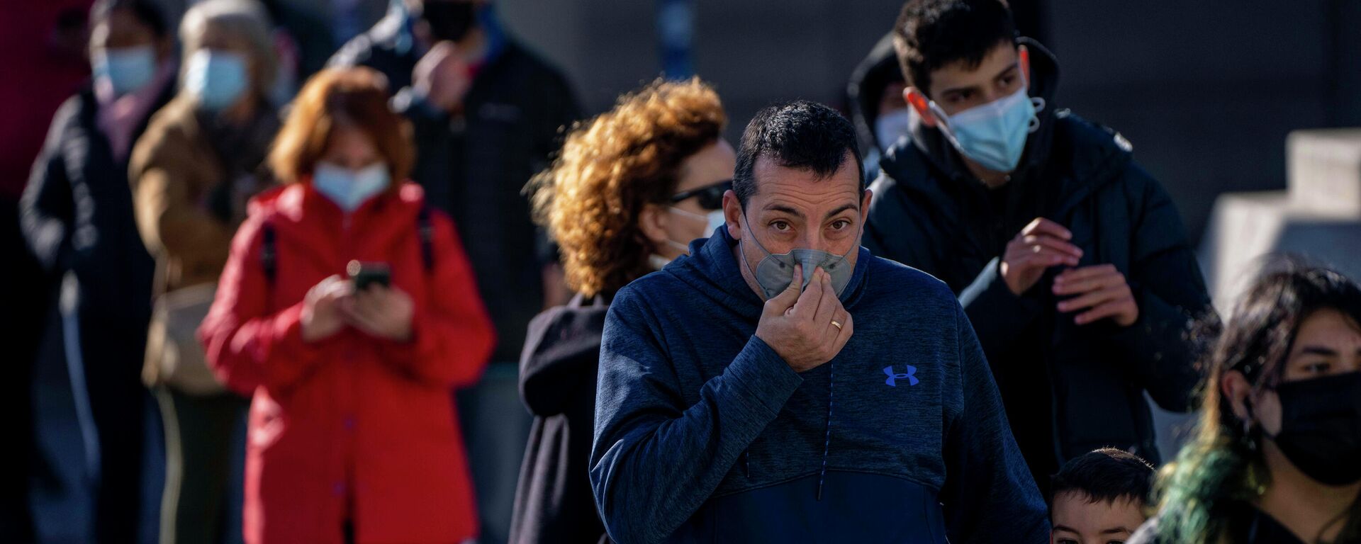 Personas con mascarillas hacen fila para una prueba de COVID-19 en el hospital La Paz en Madrid, España, el 28 de diciembre de 2021. Personas con mascarillas hacen fila para una prueba de COVID-19 en el hospital La Paz en Madrid, España, el 28 de diciembre de 2021. - Sputnik Mundo, 1920, 02.02.2022