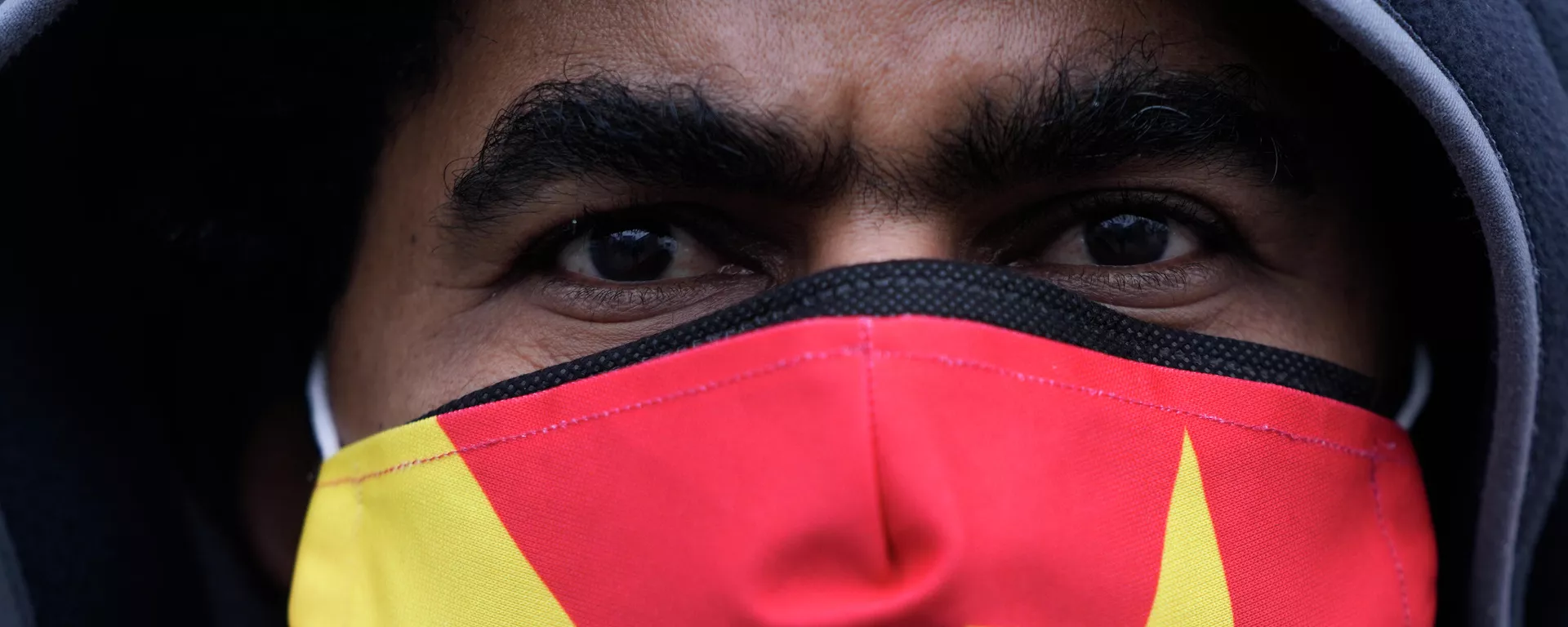 Un manifestante lleva una máscara con los colores de la bandera regional de Tigray mientras asiste a una protesta en Berlín, Alemania Un manifestante lleva una máscara con los colores de la bandera regional de Tigray mientras asiste a una protesta en Berlín, Alemania - Sputnik Mundo, 1920, 14.01.2022