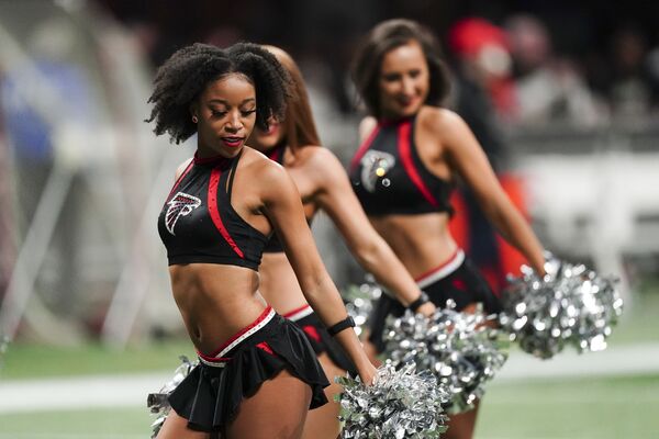 Las porristas de los Atlanta Falcons durante su presentación en un partido de fútbol americano entre los Atlanta Falcons y los New Orleans Saints en Atlanta, EEUU. - Sputnik Mundo