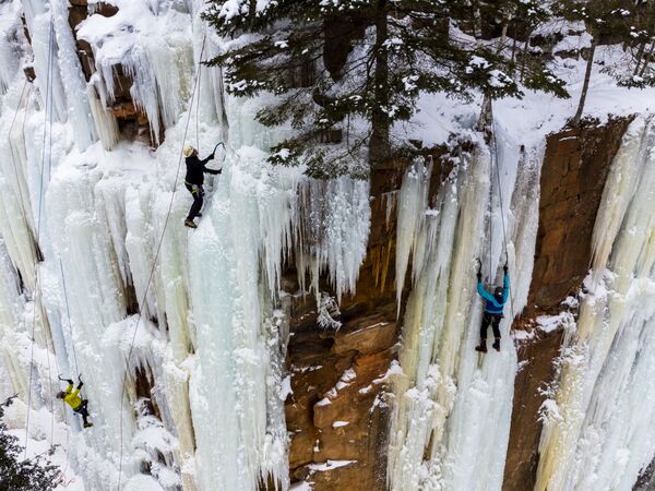 Así se llevó a cabo un festival de escalada en hielo en Robinson Ice Park de Sandstone, Minnesota, EEUU. - Sputnik Mundo