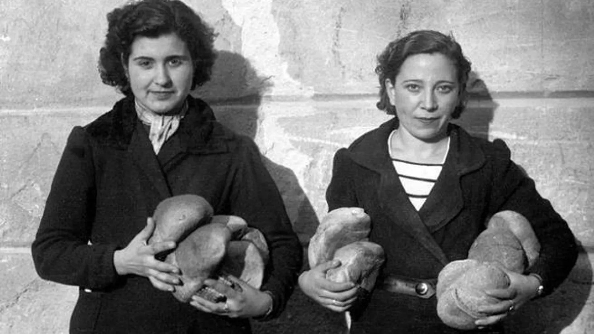 Mujeres con pan tras la Guerra Civil española Mujeres con pan tras la Guerra Civil española - Sputnik Mundo, 1920, 20.01.2022