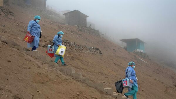 Trabajadores sanitarios llevan neveras llenas de dosis de la vacuna COVID-19 de Pfizer durante una campaña de vacunación puerta a puerta en el distrito de Villa María del Triunfo, en las afueras de Lima, Perú. - Sputnik Mundo