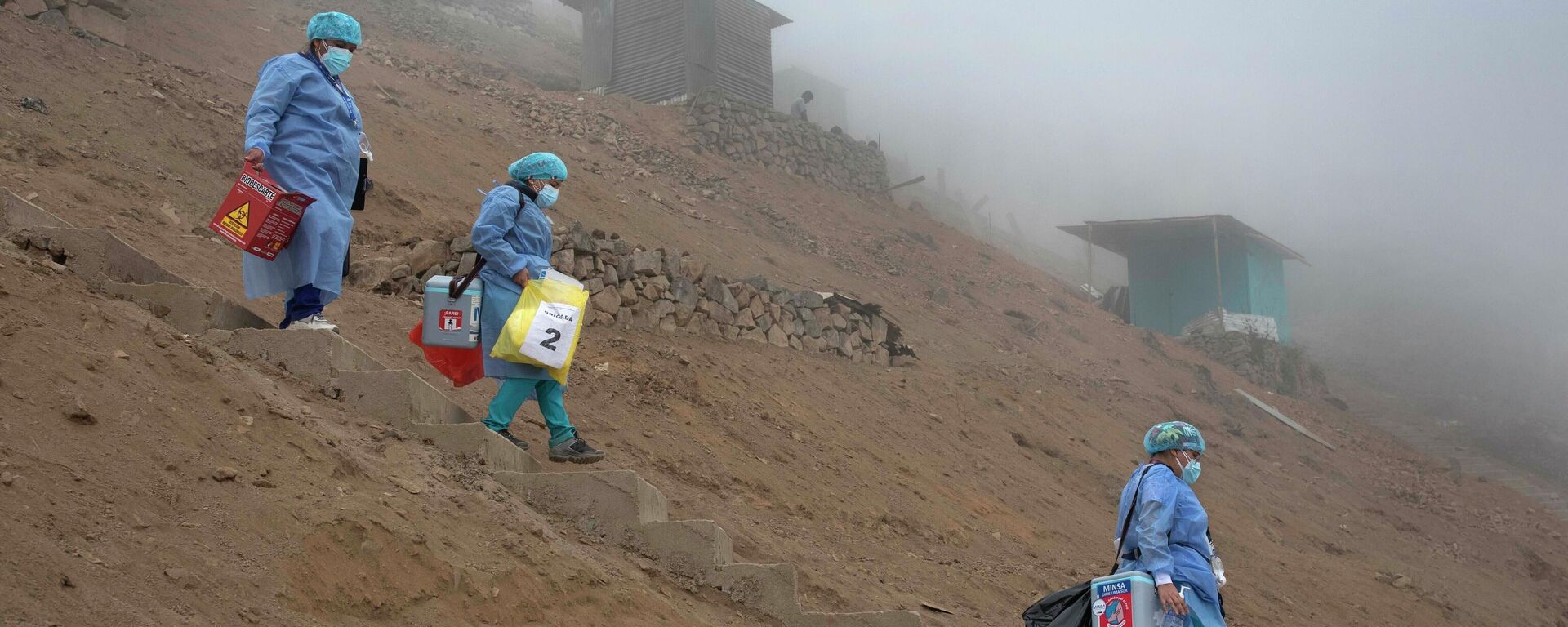 Trabajadores sanitarios llevan neveras llenas de dosis de la vacuna COVID-19 de Pfizer durante una campaña de vacunación puerta a puerta en el distrito de Villa María del Triunfo, en las afueras de Lima, Perú. - Sputnik Mundo, 1920, 08.03.2022