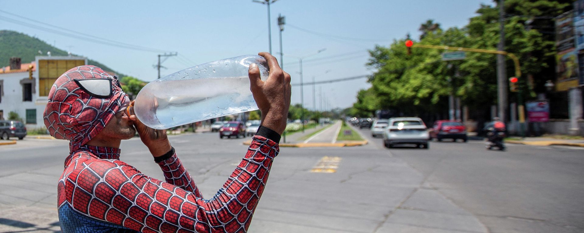 Un hombre disfrazado de Spiderman bebe agua durante la ola de calor en Argentina Un hombre disfrazado de Spiderman bebe agua durante la ola de calor en Argentina - Sputnik Mundo, 1920, 14.01.2022