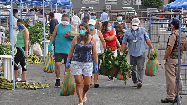 Ecuadorianos con alimentos - Sputnik Mundo