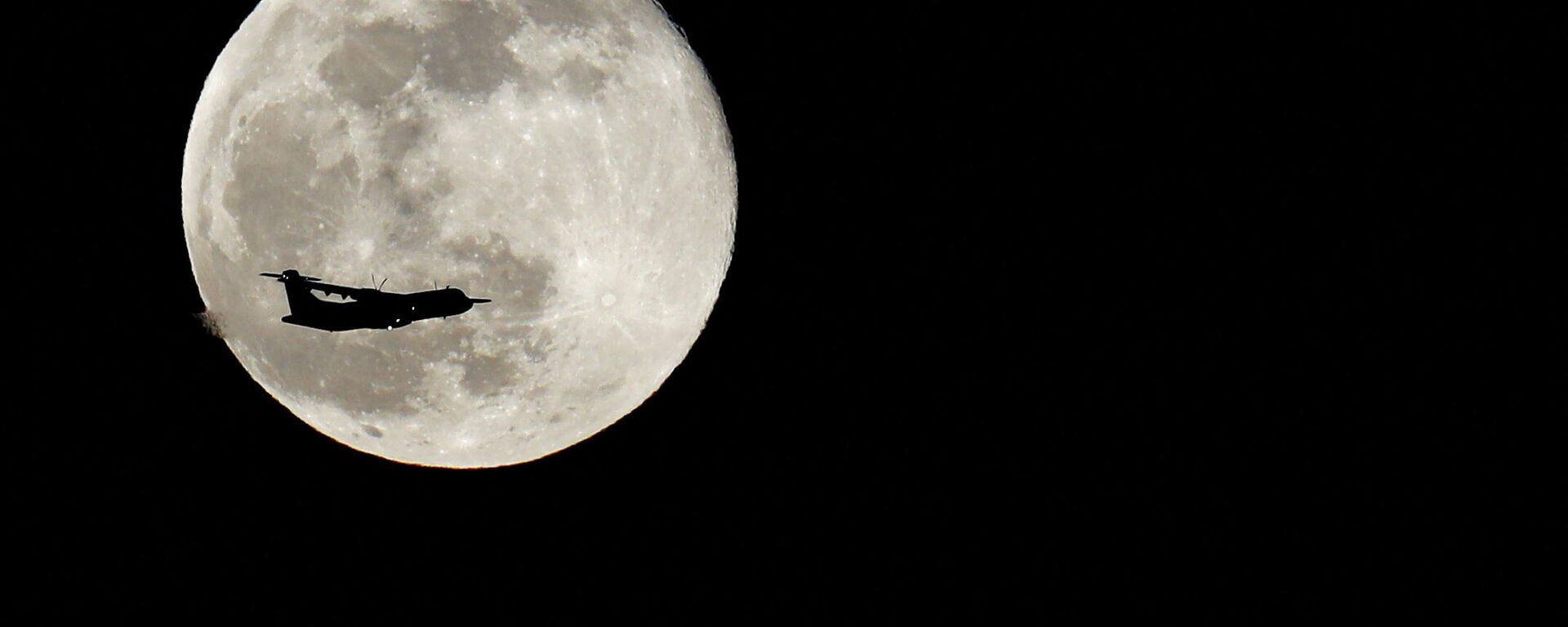 La luna en el cielo - Sputnik Mundo, 1920, 15.01.2022