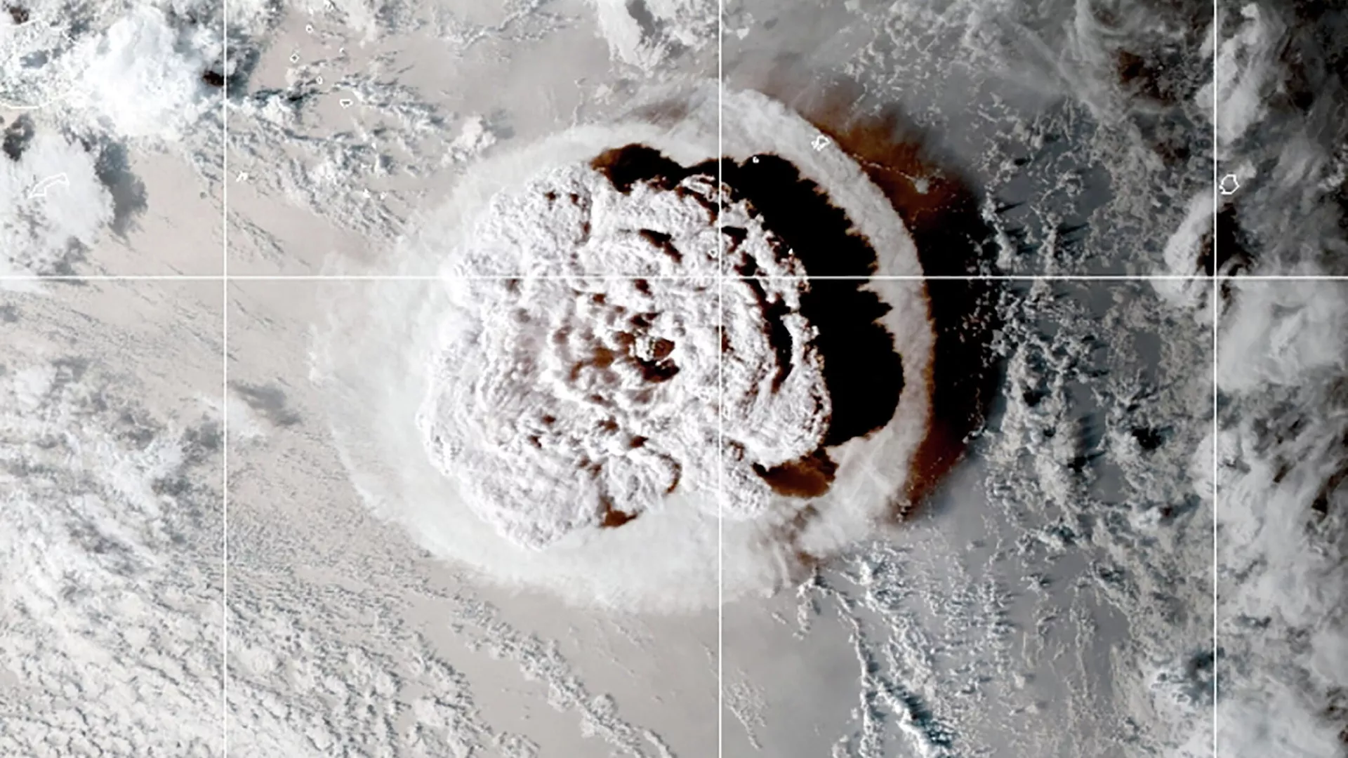 Vista satelital de la erupción del volcán submarino cerca de Tonga