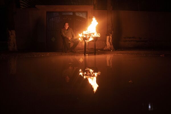 Las autoridades instaron a todos los que viven cerca del arroyo Wadi Gaza a tener la máxima precaución, ya que la apertura de la presa por parte de Israel podría hacer que el arroyo se desborde e inunde las áreas adyacentes.En la foto: un hombre en una calle inundada en la ciudad de Gaza. - Sputnik Mundo