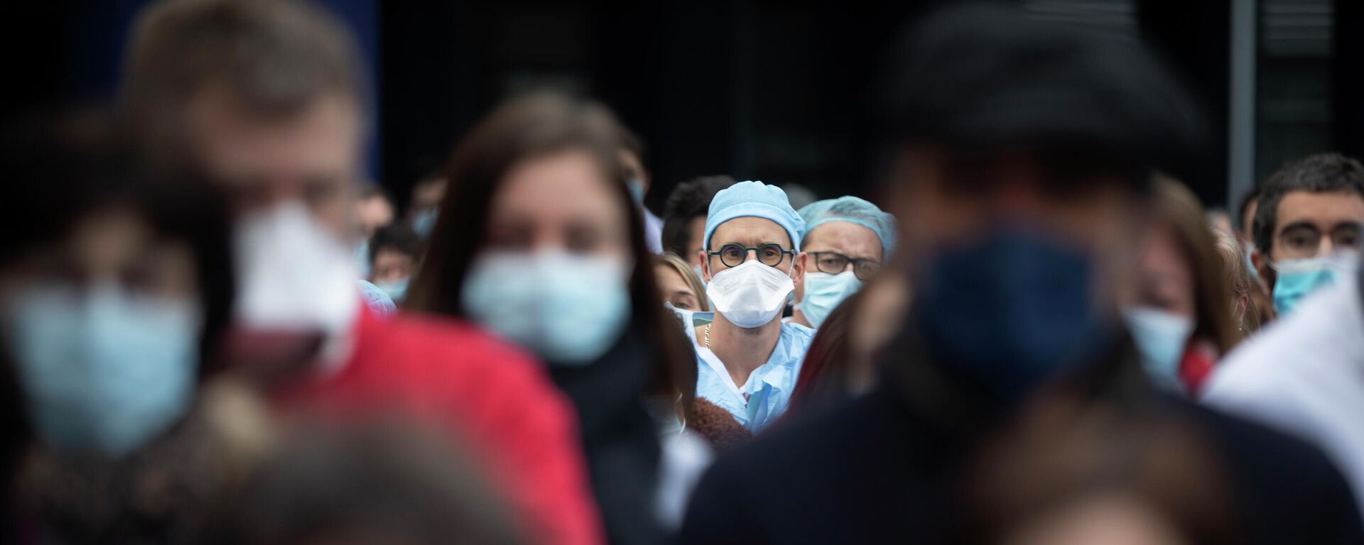 El personal médico guarda un minuto de silencio mientras protesta por la falta de recursos ante el Hospital Universitario de Estrasburgo, en el este de Francia - Sputnik Mundo, 1920, 17.01.2022