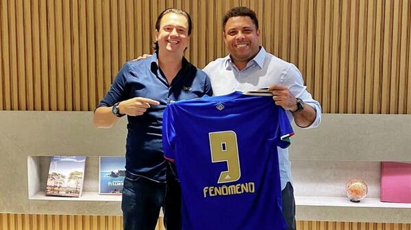 Ronaldo con la camiseta del Cruzeiro de Brasil - Sputnik Mundo