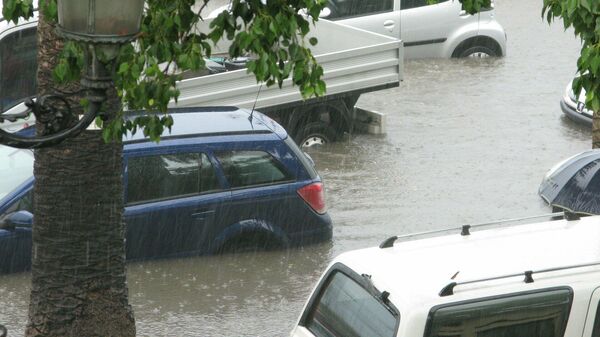 Una calle inundada por la lluvia (imagen referencial) - Sputnik Mundo