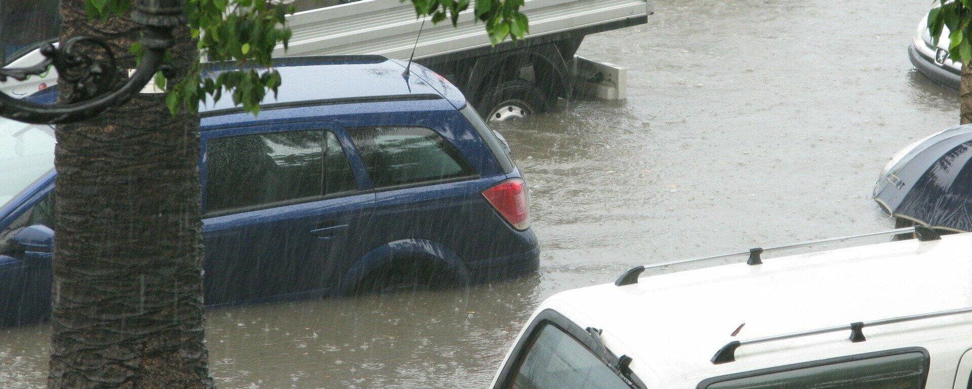 Una calle inundada por la lluvia (imagen referencial) - Sputnik Mundo, 1920, 15.07.2022