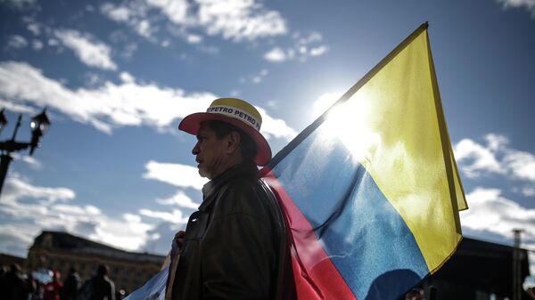 Partidario de Gustavo Petro sostiene la bandera de Colombia - Sputnik Mundo
