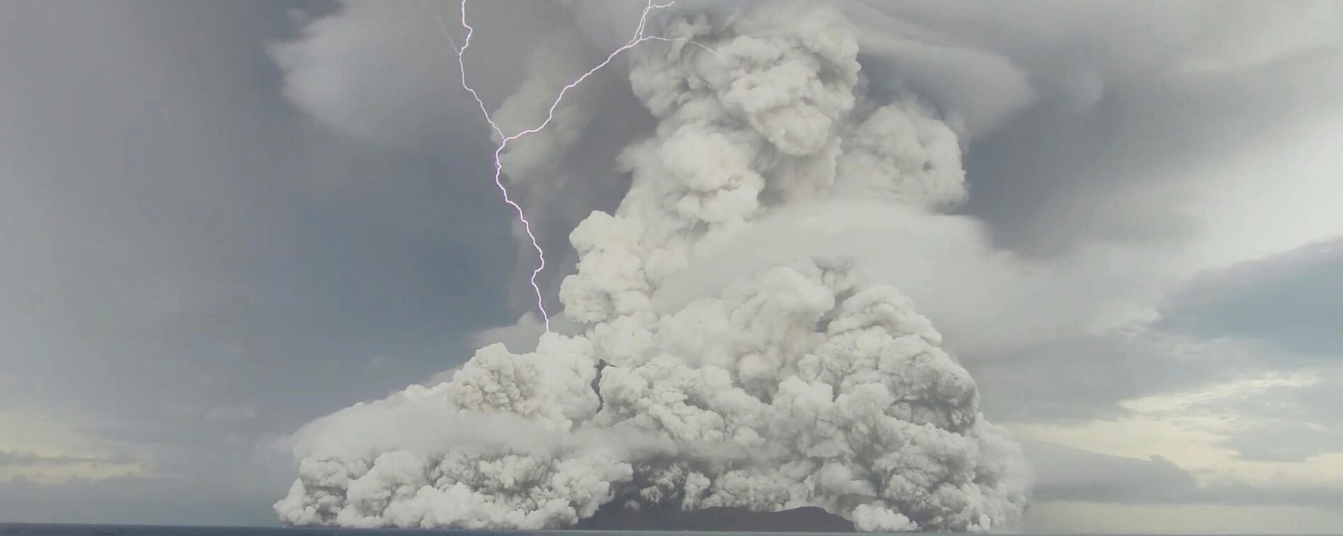 Erupción del volcán Hunga en las islas de Tonga - Sputnik Mundo, 1920, 27.01.2022