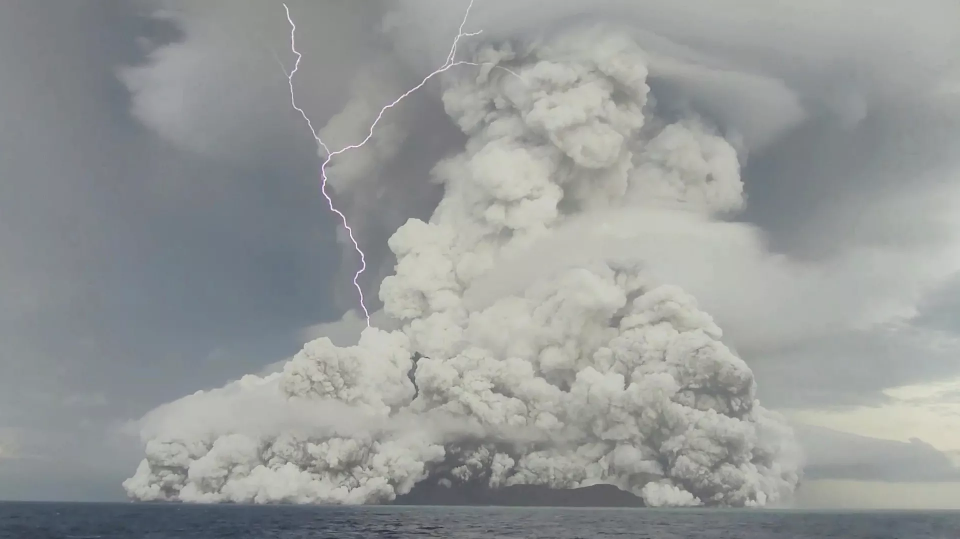 Erupción del volcán Hunga en las islas de Tonga