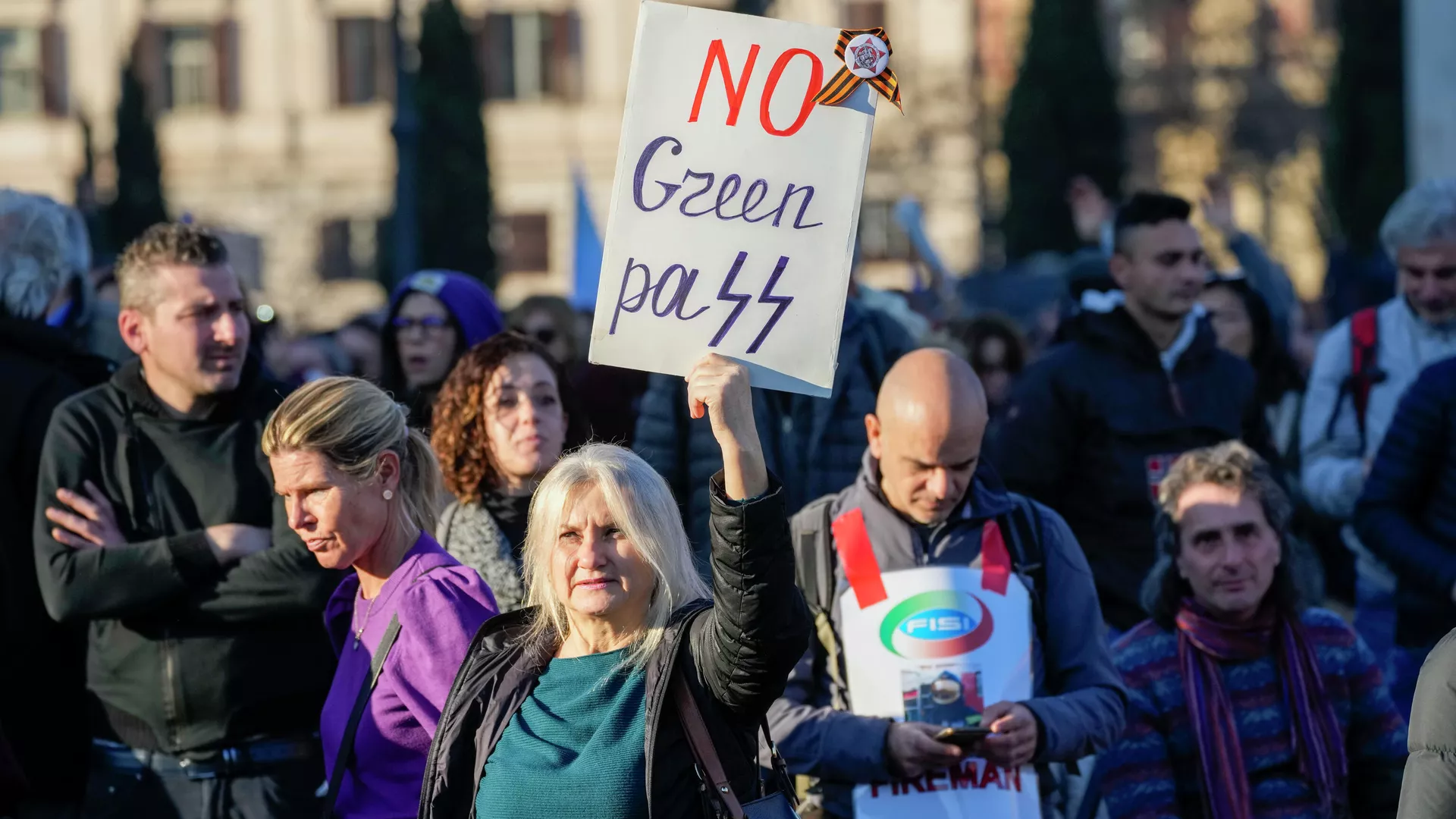 La gente protesta contra el Green Pass de la vacuna COVID-19, en Roma, Italia