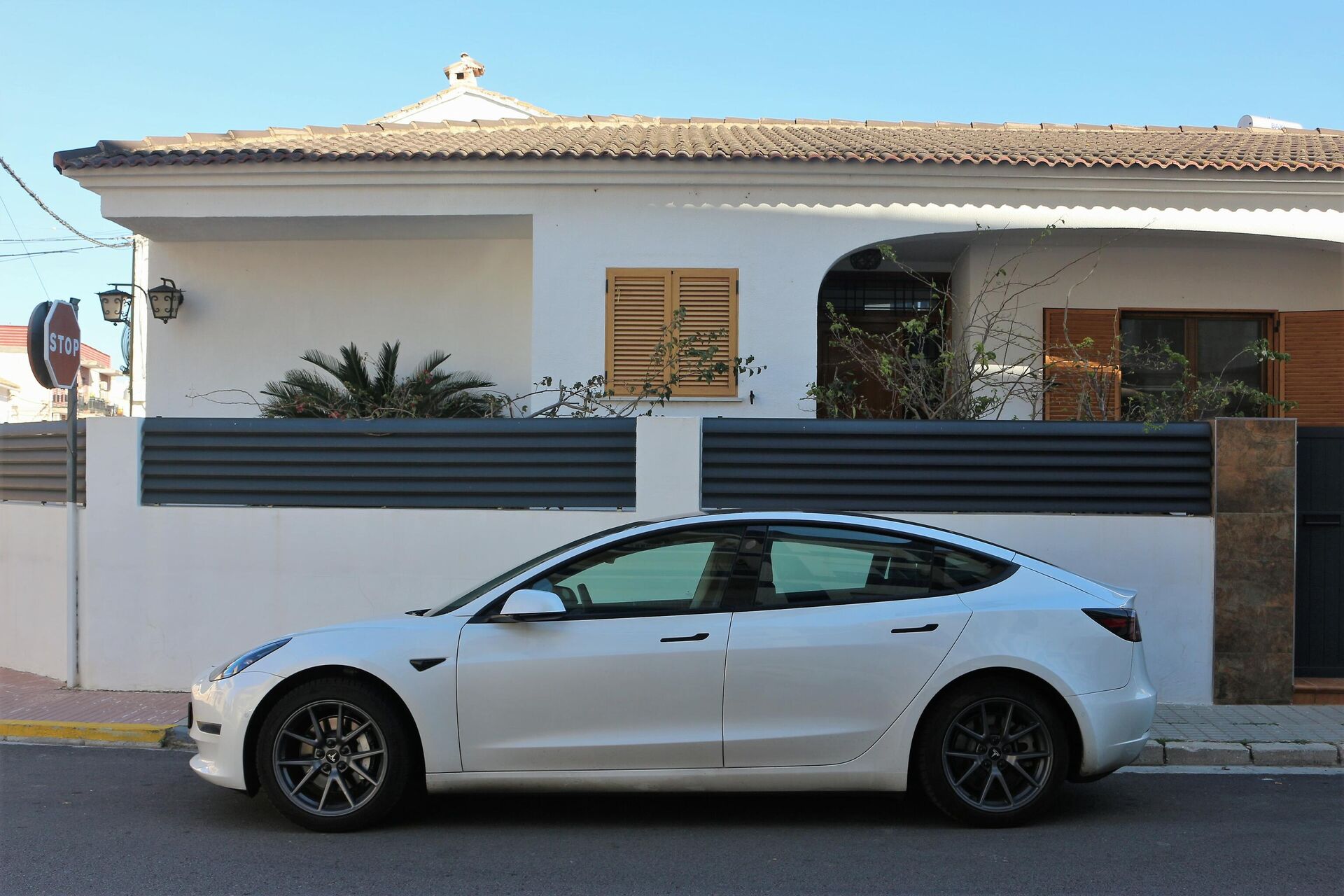 Un coche Tesla en la localidad valenciana de Xeresa - Sputnik Mundo, 1920, 18.01.2022