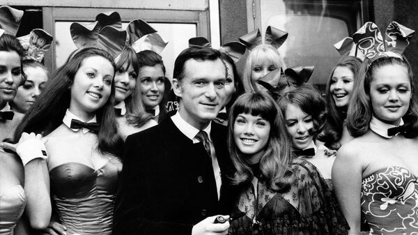 Hugh Hefner, rodeado de 'conejitas', en 1969 - Sputnik Mundo