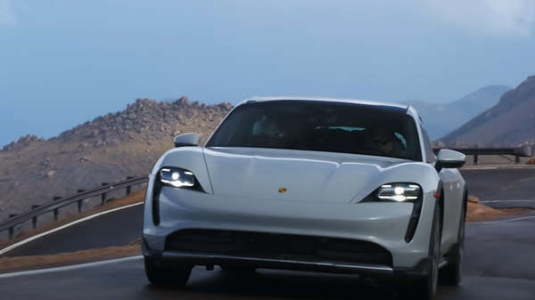 Un Porsche modelo Taycan Cross Turismo - Sputnik Mundo