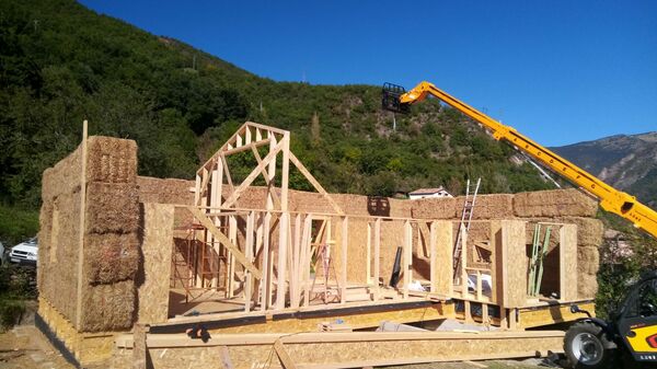 Una de las casas de paja construidas en el pirineo de Lleida (Cataluña) - Sputnik Mundo