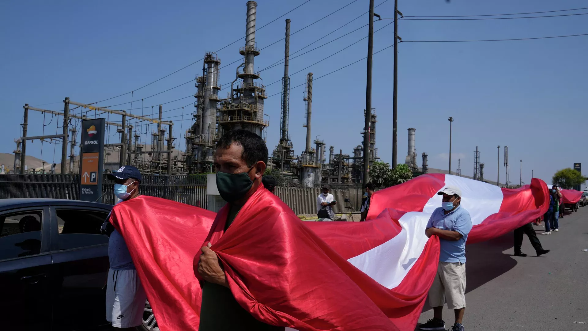 Pescadores peruanos protestan fuera de la refinería de La Pampilla tras el derrame de petróleo ocurrido en enero de 2022