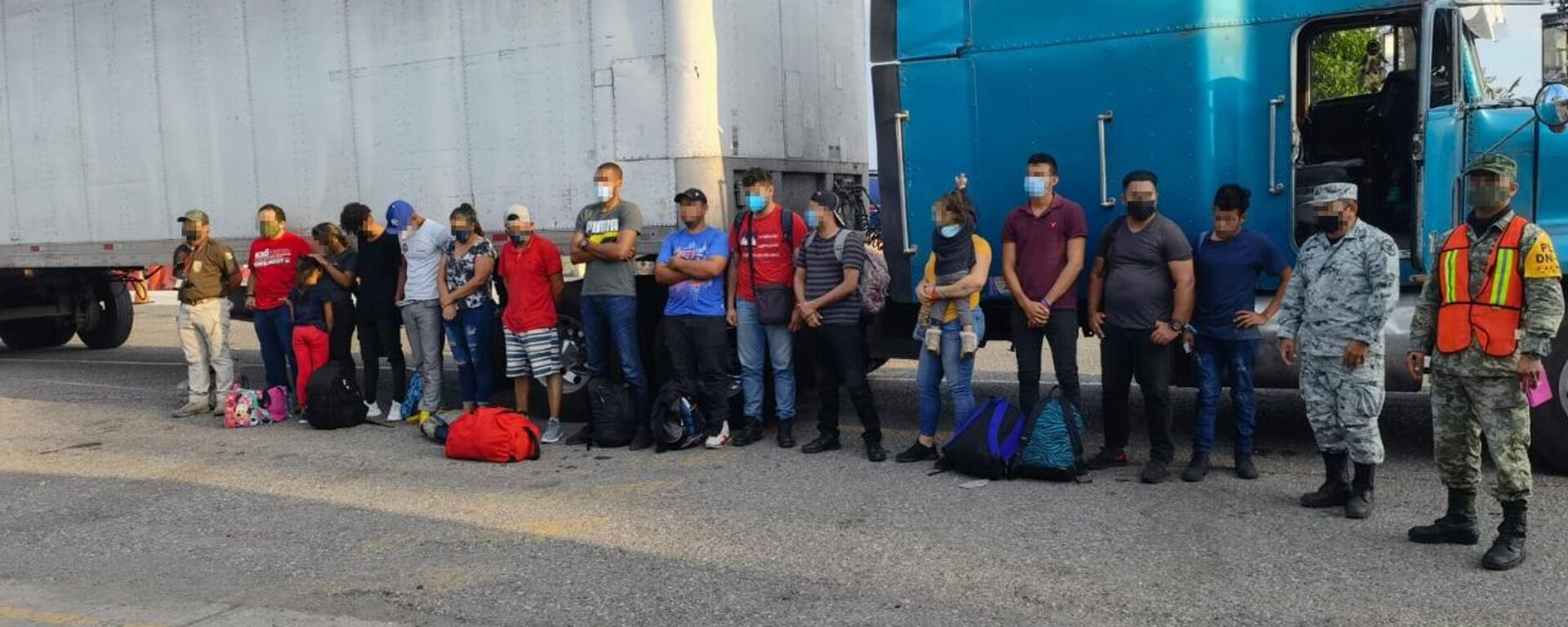 Migrantes viajaban en la cabina de un tráiler por México.  - Sputnik Mundo, 1920, 19.01.2022