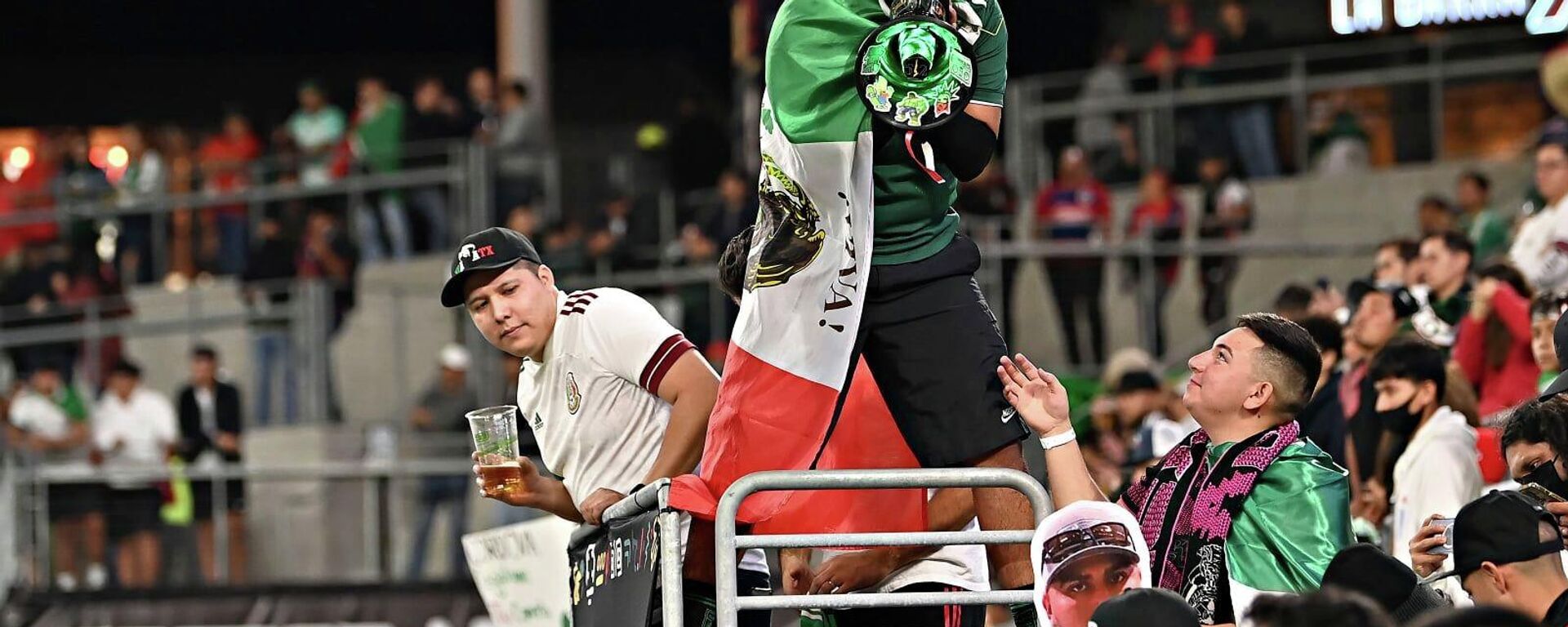 Aficionados mexicanos durante un partido de la selección nacional - Sputnik Mundo, 1920, 20.01.2022