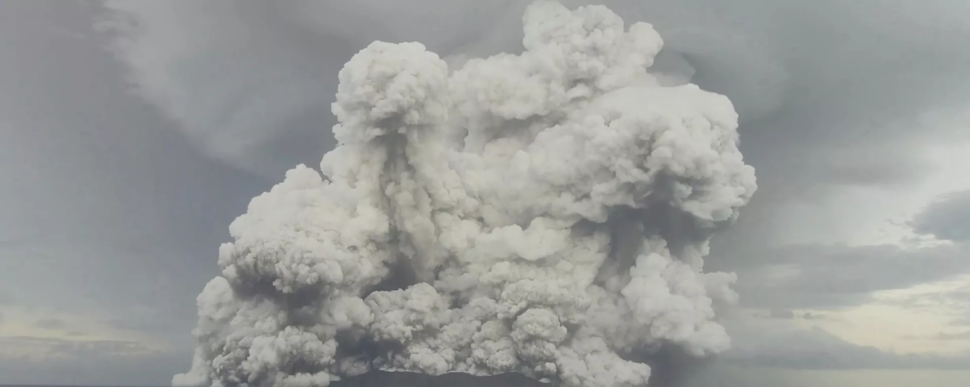 Erupción del volcán submarino Hunga Tonga-Hunga-Haapai Erupción del volcán submarino Hunga Tonga-Hunga-Haapai - Sputnik Mundo, 1920, 20.01.2022