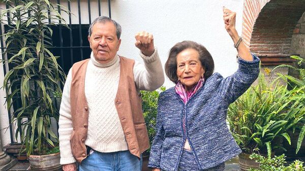 Porfirio Muñoz Ledo junto a Ifigenia Martínez, fundadores de la Corriente Democrática del PRI. - Sputnik Mundo