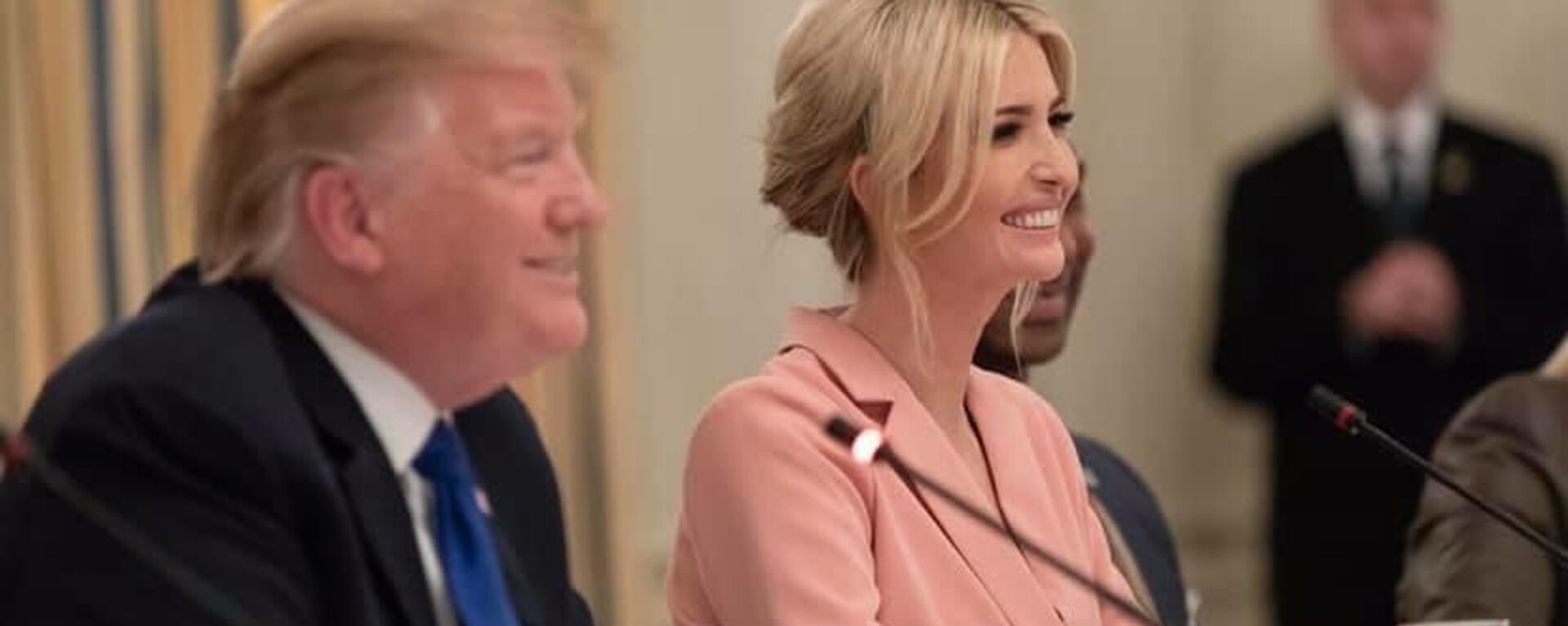 Ivanka Trump con su padre, Donald Trump - Sputnik Mundo, 1920, 02.05.2022