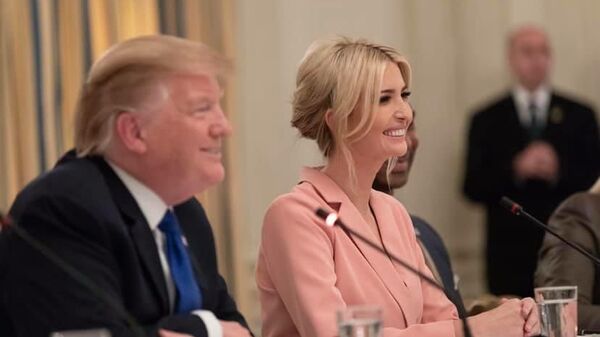 Ivanka Trump con su padre, Donald Trump - Sputnik Mundo