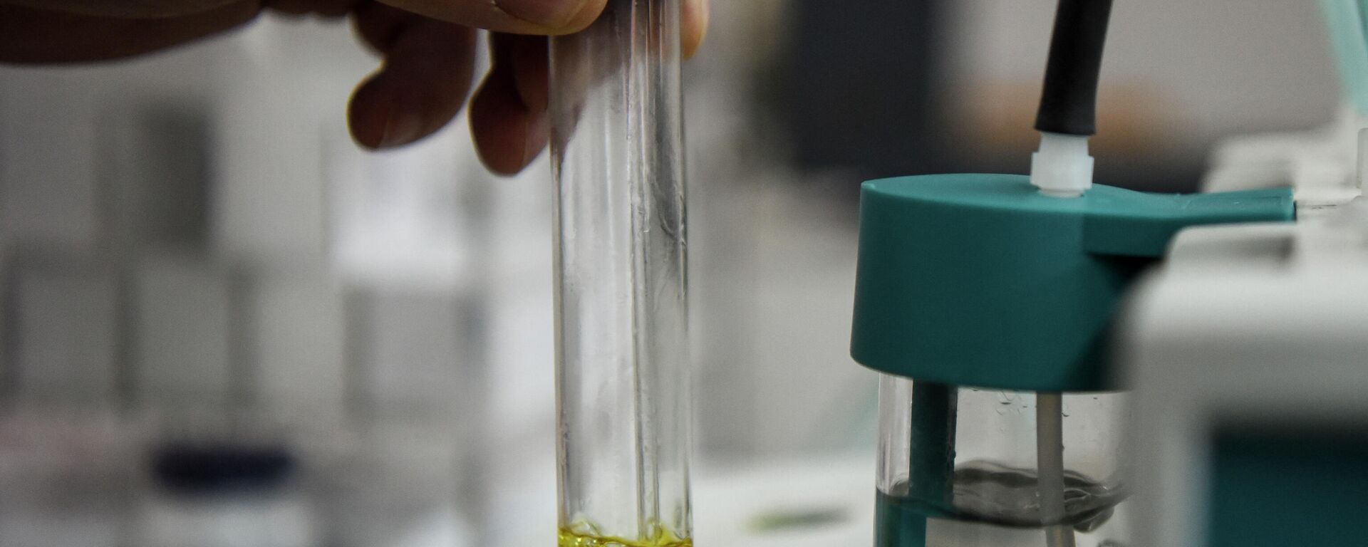 Un técnico maneja muestras de biodiesel en el laboratorio del complejo industrial de la empresa Louis Dreyfus en General Lagos, provincia de Santa Fe, Argentina el 13 de septiembre de 2017. - Sputnik Mundo, 1920, 21.01.2022